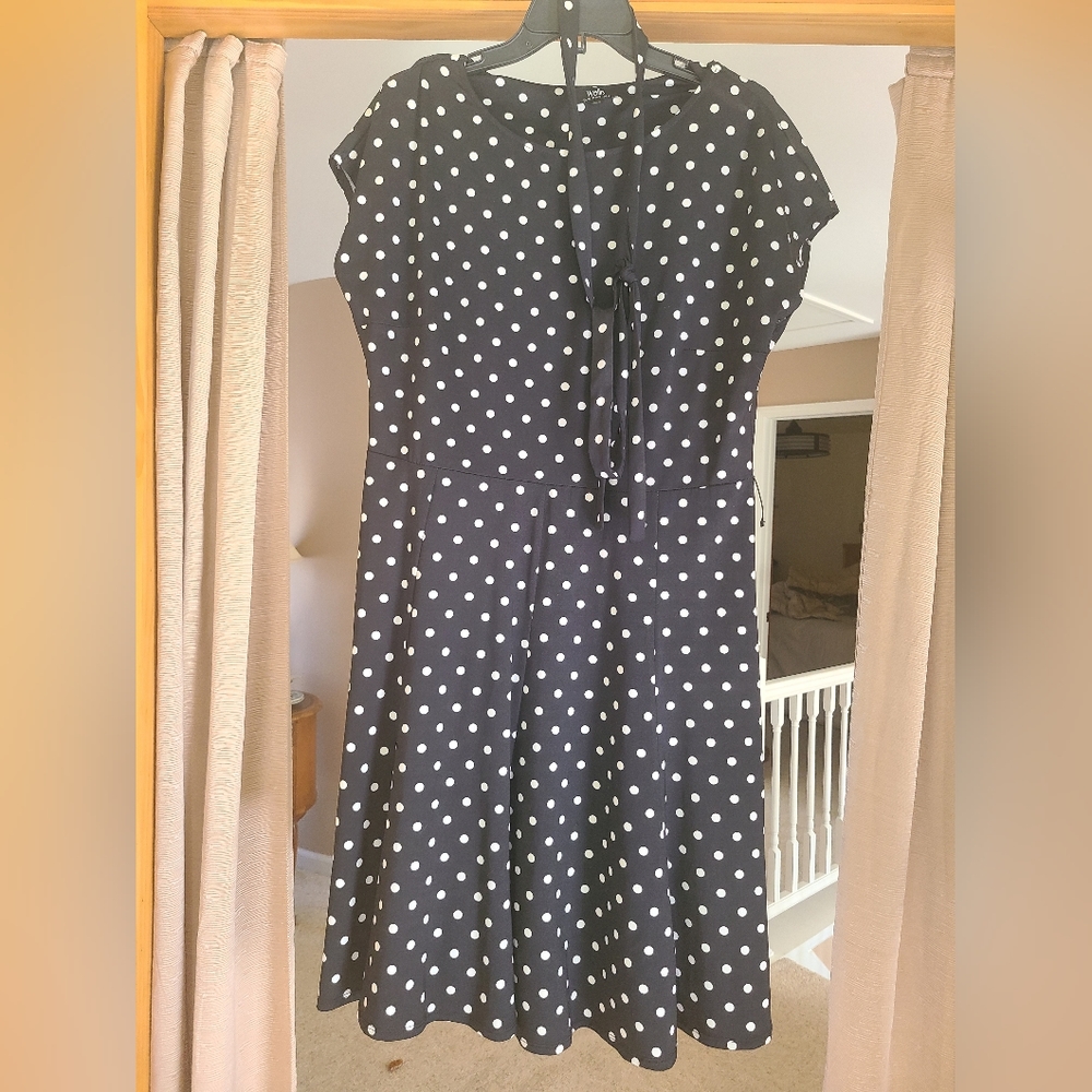 Wallis Size 12 Short sleeve fit and flare dress with belt.